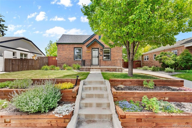 view of front facade with a front yard