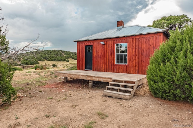 view of side of home featuring an outdoor structure