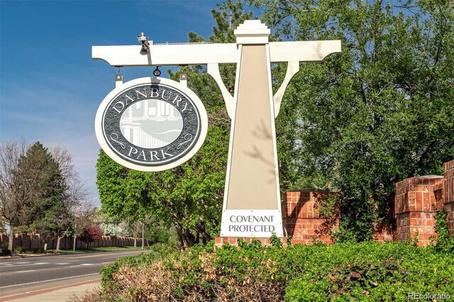 view of community / neighborhood sign