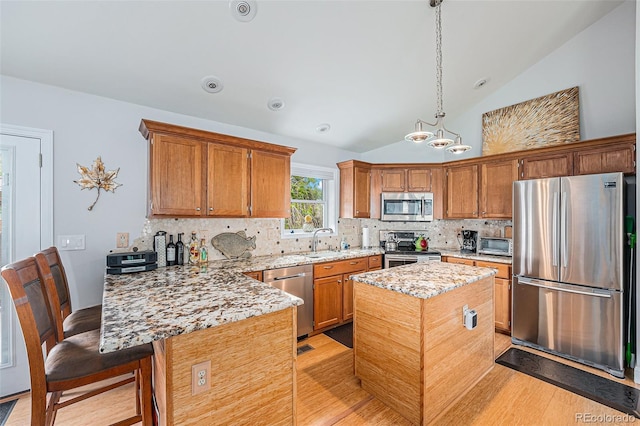 401 N Columbine St, Golden, CO 80403 - kitchen with stainless steel appliances, a peninsula, a sink, backsplash, and lofted ceiling