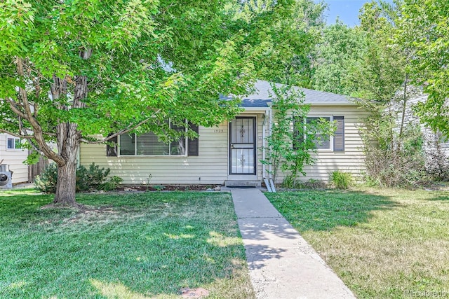 view of front facade featuring a front yard