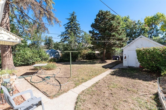 view of yard featuring a storage unit and an outdoor structure
