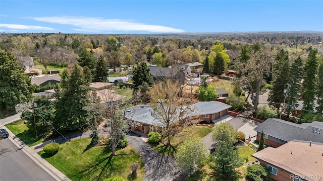 birds eye view of property featuring a residential view and a wooded view