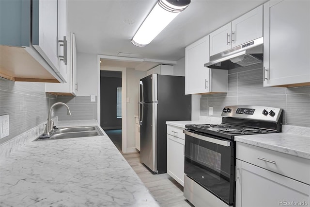 kitchen with tasteful backsplash, light wood-type flooring, appliances with stainless steel finishes, and sink