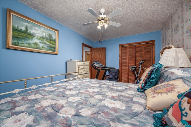 bedroom featuring a closet, a textured ceiling, and ceiling fan