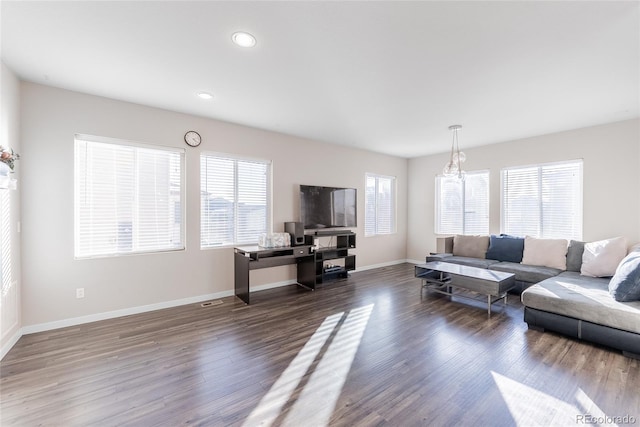 living room with dark wood-style flooring, recessed lighting, and baseboards