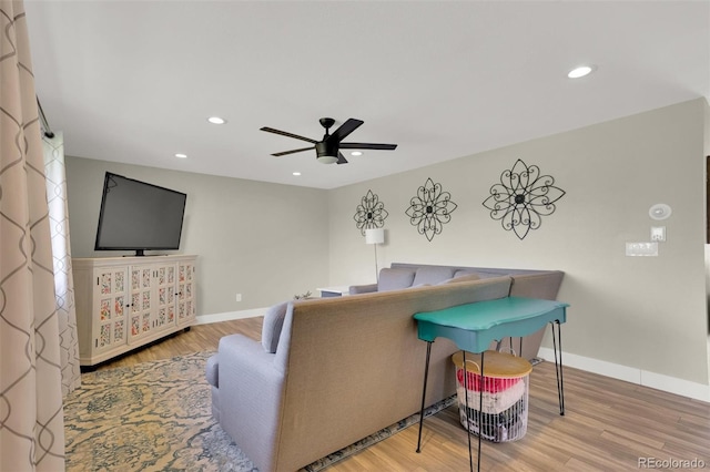 living area with ceiling fan, wood finished floors, baseboards, and recessed lighting