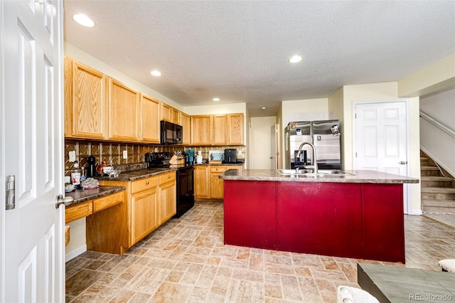 kitchen with backsplash, an island with sink, black appliances, and a textured ceiling