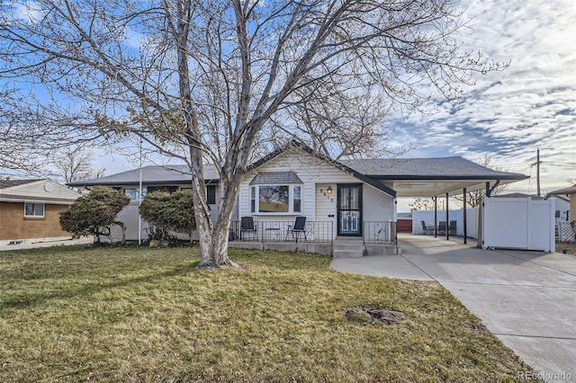 view of front of property featuring a front yard and a carport