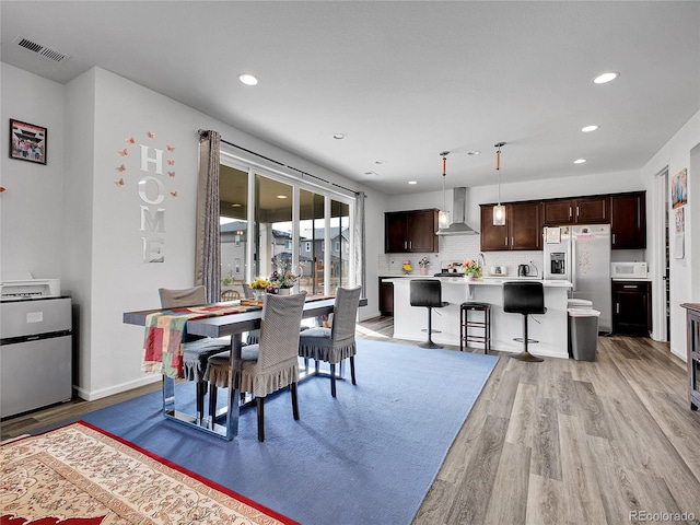 dining room featuring recessed lighting, visible vents, baseboards, and light wood-style floors
