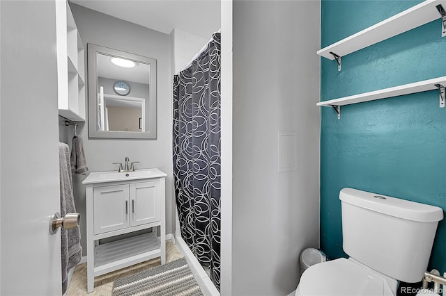 full bath with toilet, curtained shower, and vanity