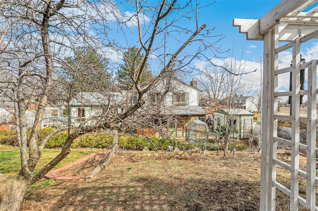 view of yard featuring a residential view and an outdoor structure