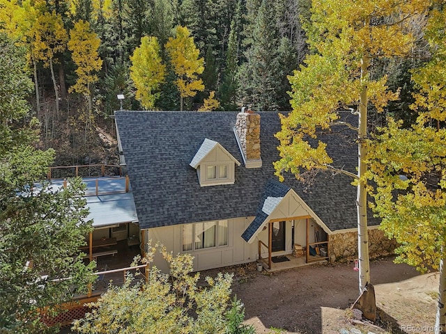 bird's eye view featuring a wooded view