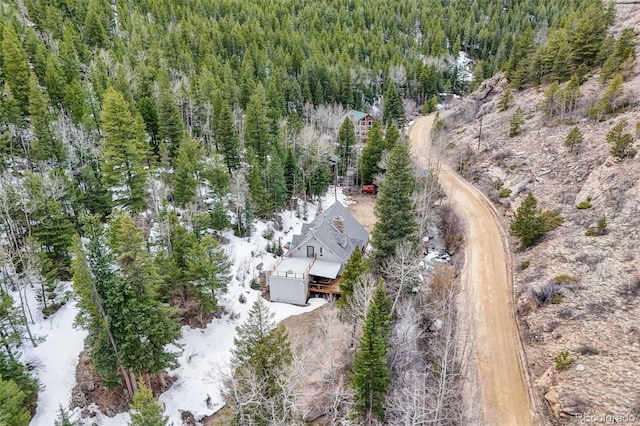 birds eye view of property featuring a forest view