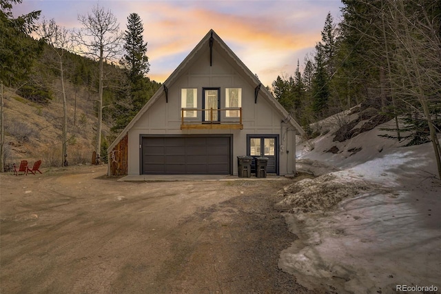 view of front facade featuring a detached garage