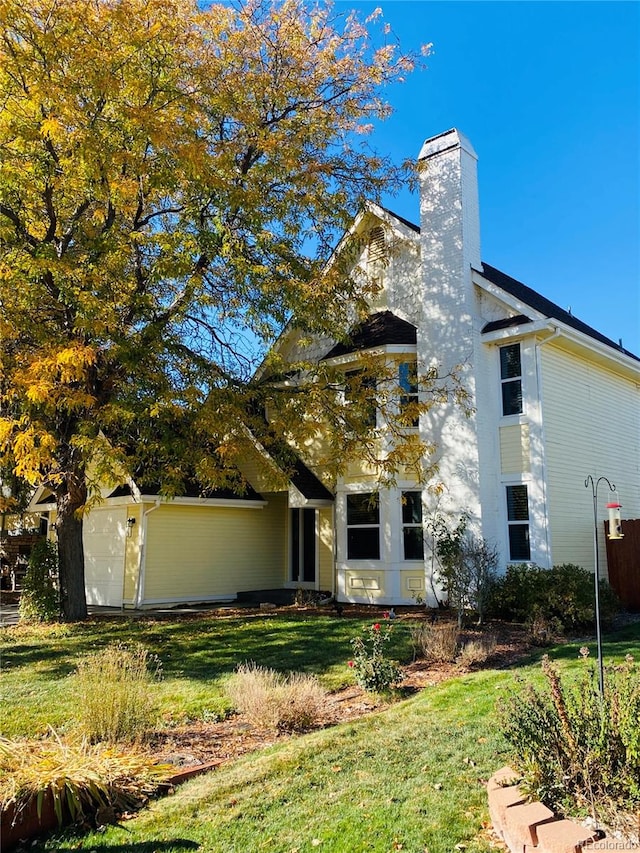 view of front of house featuring a front lawn