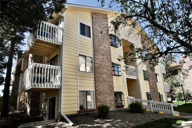 view of apartment building / complex