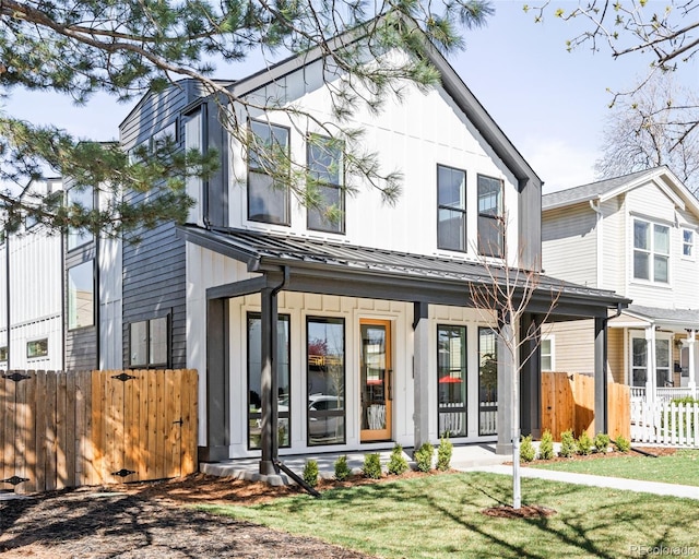 view of front of house featuring a front yard