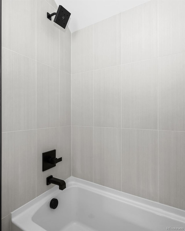 bathroom featuring tiled shower / bath