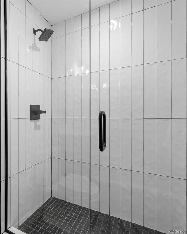 bathroom featuring a tile shower