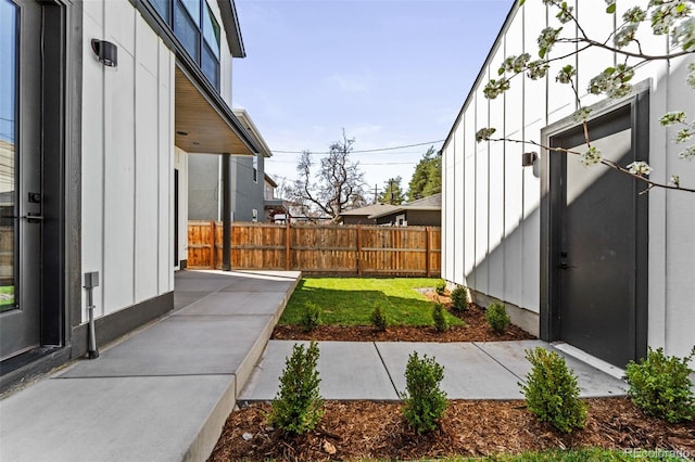 view of yard featuring a patio area