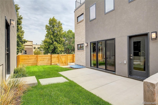 view of yard featuring a patio area