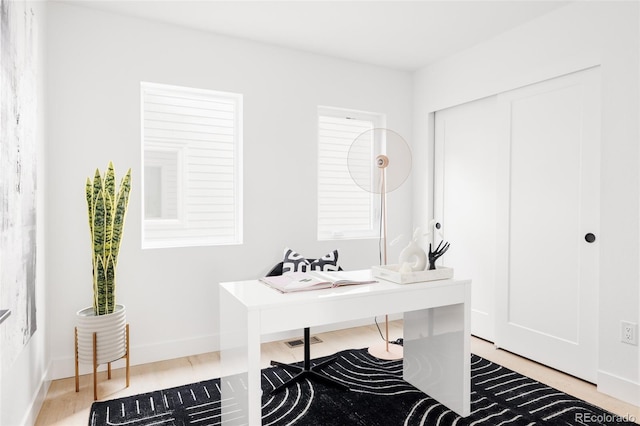 home office with visible vents and baseboards