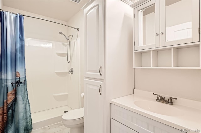 25561 E 5th Pl, Aurora, CO 80018 - bathroom with toilet, a shower with shower curtain, and vanity