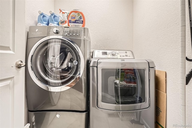 25561 E 5th Pl, Aurora, CO 80018 - laundry room featuring washer and clothes dryer and a textured wall