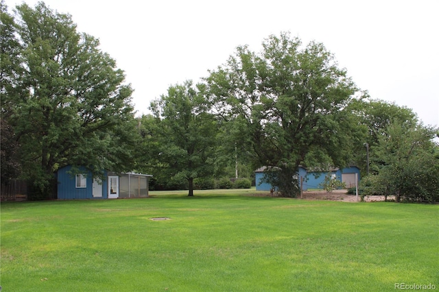 view of yard featuring an outdoor structure