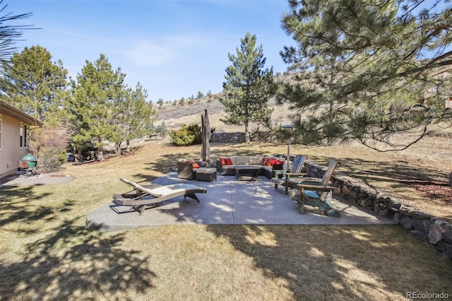 view of yard featuring an outdoor living space and a patio area