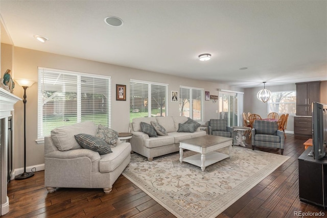 living area with dark wood-style flooring and baseboards