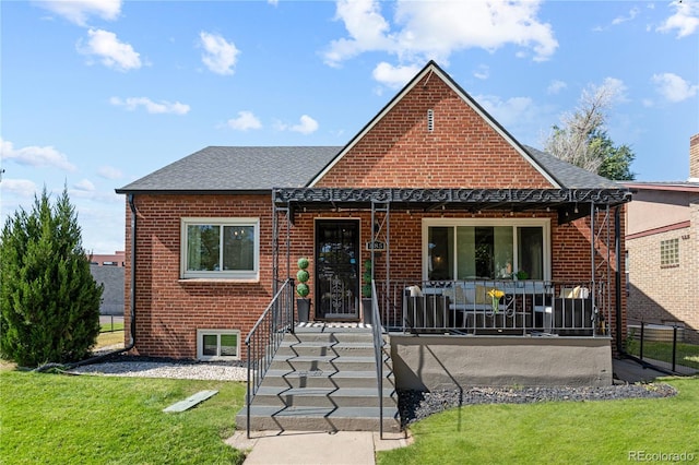 view of front of property featuring covered porch and a front lawn