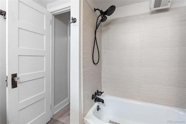 bathroom featuring tiled shower / bath combo