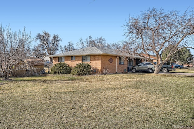 view of front of property featuring brick siding, a front yard, and fence