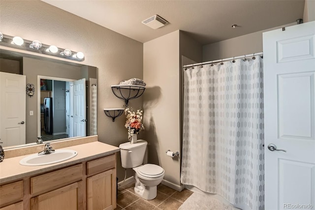 full bath with visible vents, toilet, curtained shower, tile patterned flooring, and vanity