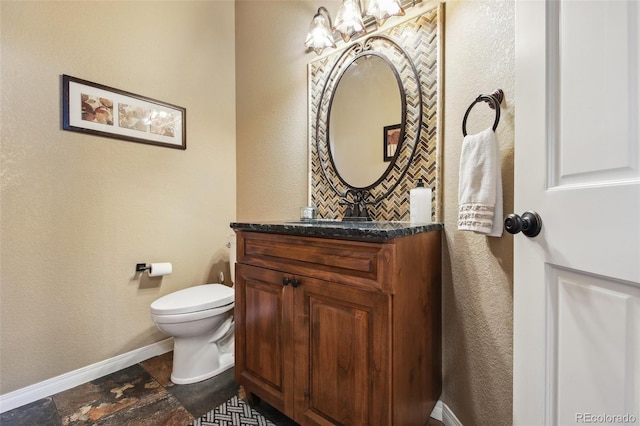 14417 W 57th Pl, Arvada, CO 80002 - bathroom featuring vanity, toilet, baseboards, a chandelier, and a textured wall