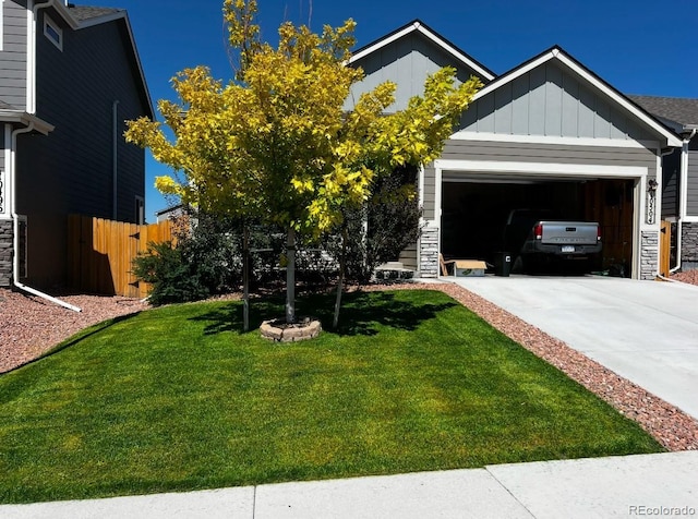 view of front of home featuring a garage and a front yard