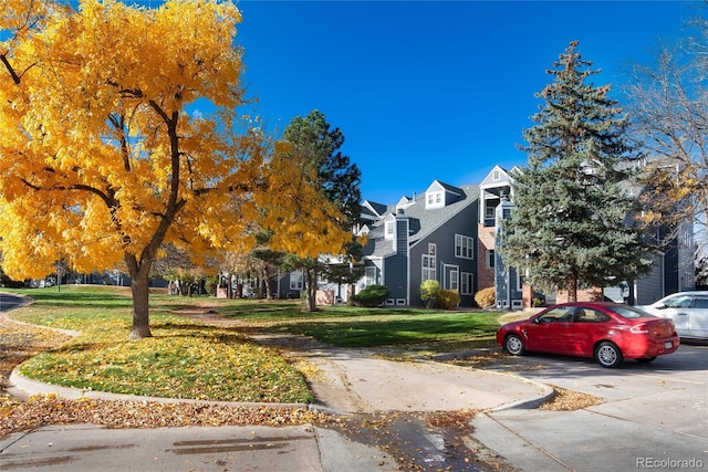 view of front of home featuring a front yard