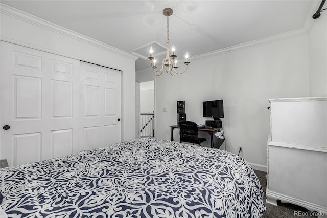 bedroom with baseboards, carpet, a chandelier, ornamental molding, and a closet