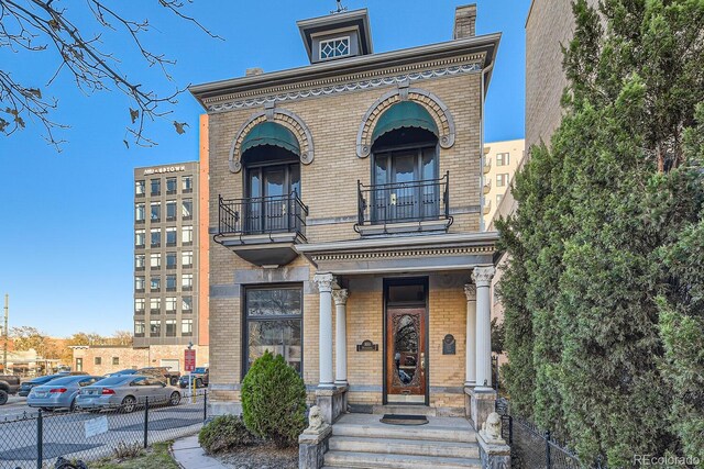 view of front facade featuring a balcony