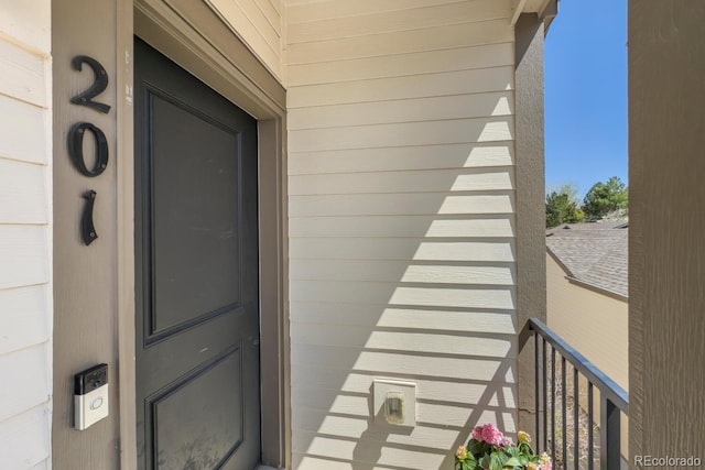 property entrance featuring a balcony