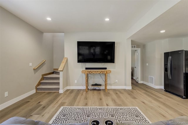 living area featuring recessed lighting, wood finished floors, visible vents, and baseboards