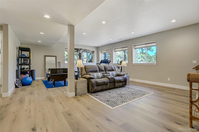 living area featuring light wood finished floors, recessed lighting, and baseboards