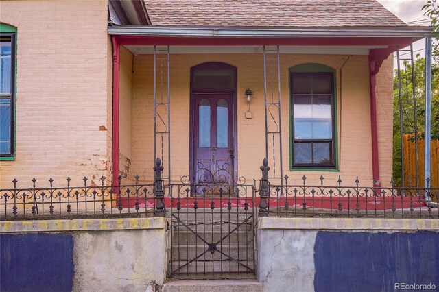 entrance to property featuring covered porch