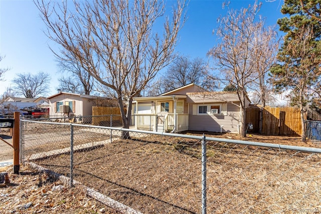 view of front of property featuring a fenced front yard