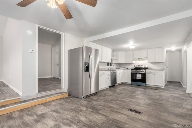 kitchen with visible vents, dark wood-style floors, appliances with stainless steel finishes, white cabinetry, and a sink