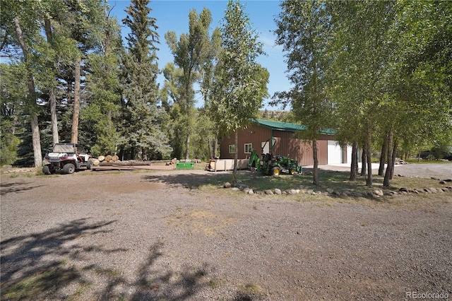 view of yard featuring an outbuilding