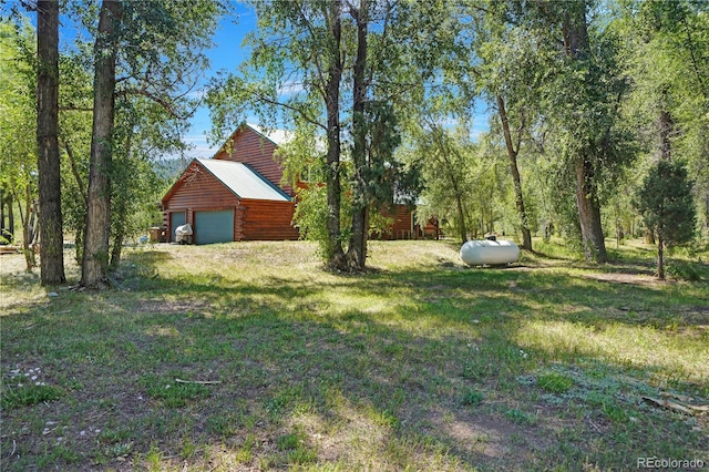 view of yard with an outbuilding and a garage