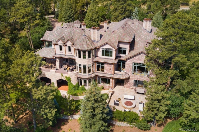 bird's eye view with a wooded view